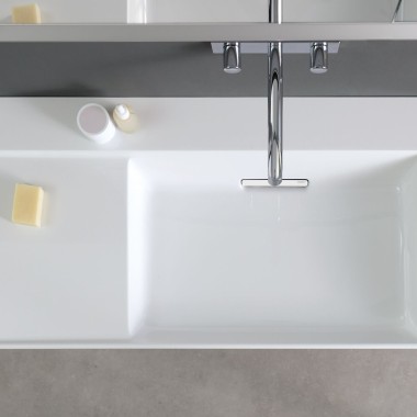 Geberit ONE Waschtisch mit asymmetrischer Ablage seitlich Geberit ONE Waschtisch mit asymmetrischer Ablage seitlich