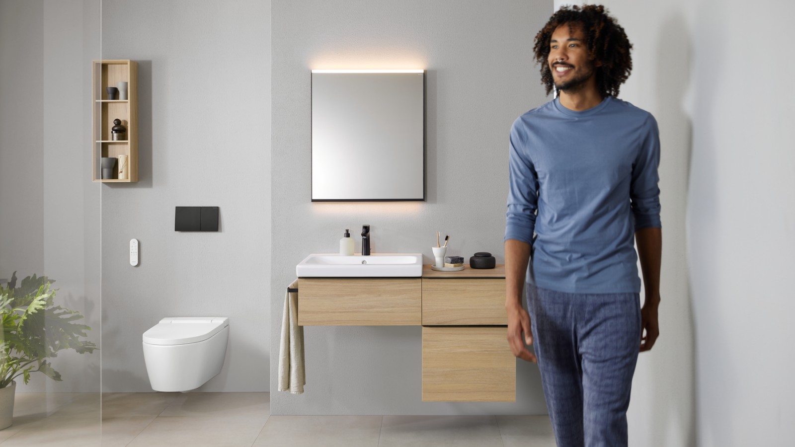 Mann in Badezimmer mit Geberit AquaClean Sela Mann in Badezimmer mit Geberit AquaClean Sela