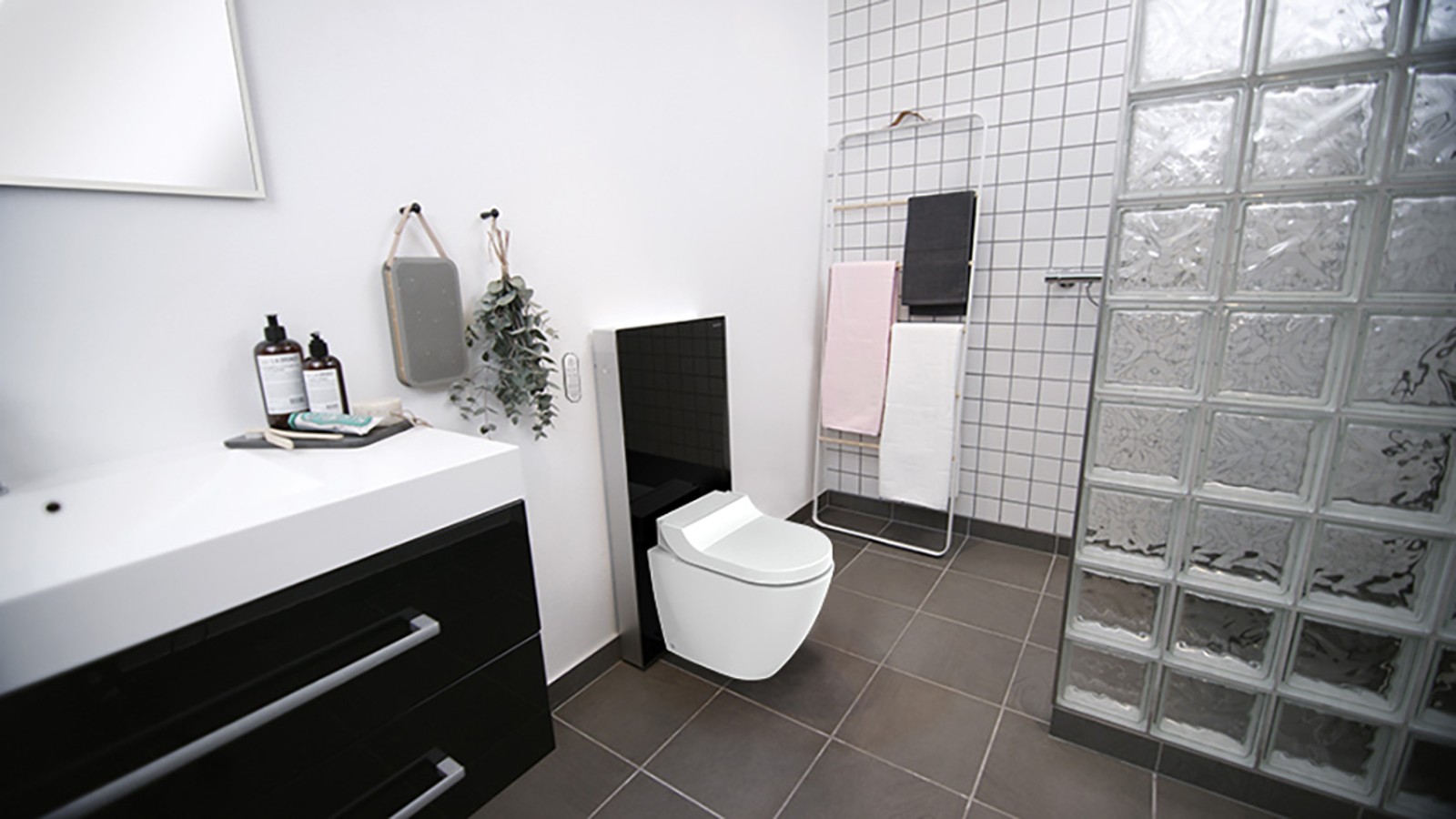 Badezimmer nachher (mit Geberit Monolith) Badezimmer nachher (mit Geberit Monolith)