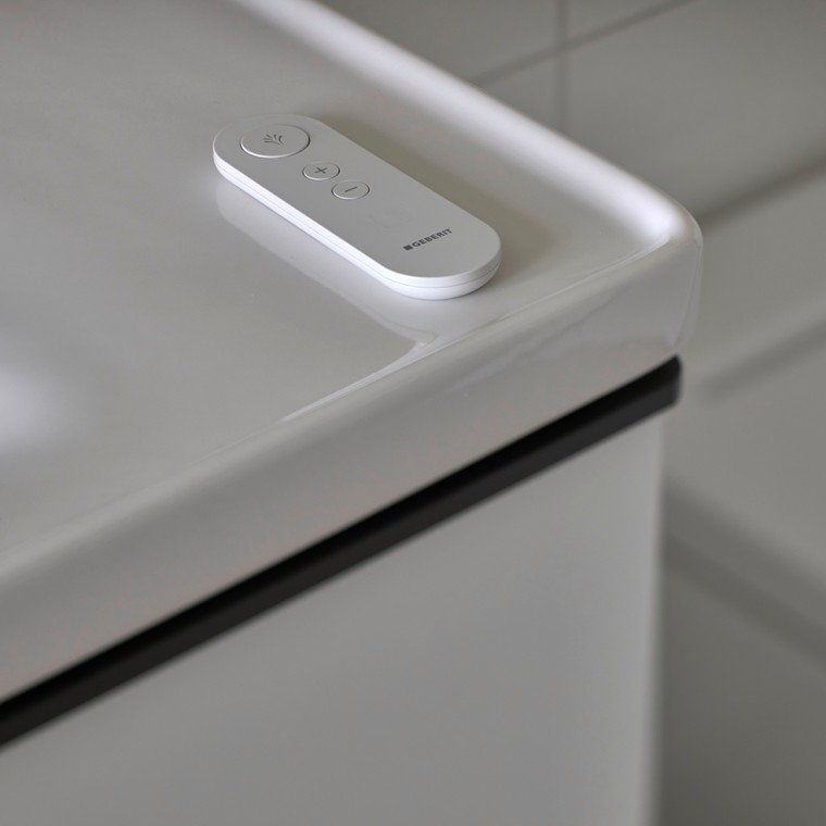 Drei selbsterklärende Knöpfe – mehr braucht’s nicht, um die Duschfunktion mittels Fernbedienung ganz einfach zu steuern. (© Geberit) Drei selbsterklärende Knöpfe – mehr braucht’s nicht, um die Duschfunktion mittels Fernbedienung ganz einfach zu steuern. (© Geberit)