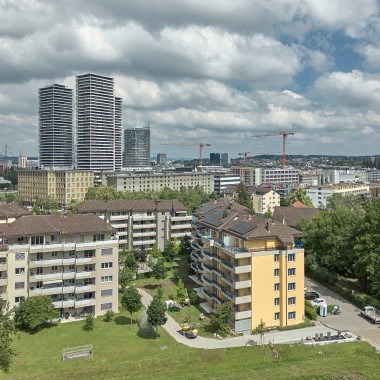 Atterrissage de précision pour l’immeuble locatif fraîchement rénové de la Zipartenstrasse 51-53 à Dübendorf: le nouvel AquaClean Alba fait entrer la modernité dans les salles de bains. (© Geberit)