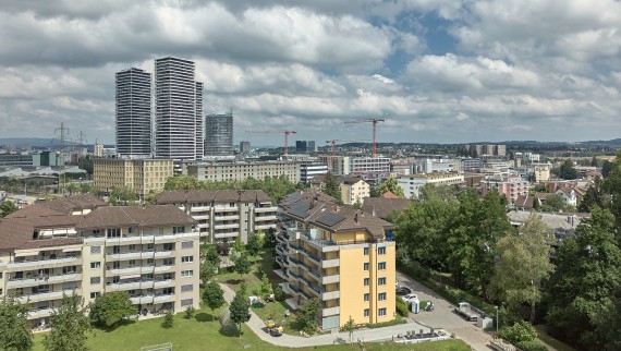 Punktlandung für die frisch sanierte Mietliegenschaft an der Zipartenstrasse 51-53 in Dübendorf: In den Badezimmern konnte mit dem neuen AquaClean Alba modernste Sanitärtechnik einziehen. (© Geberit) Punktlandung für die frisch sanierte Mietliegenschaft an der Zipartenstrasse 51-53 in Dübendorf: In den Badezimmern konnte mit dem neuen AquaClean Alba modernste Sanitärtechnik einziehen. (© Geberit)