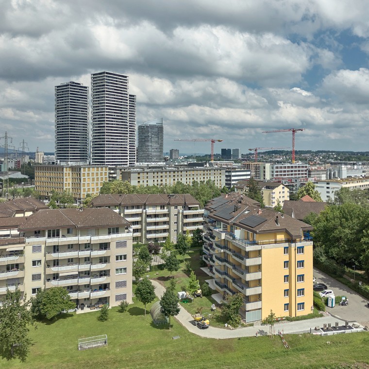Punktlandung für die frisch sanierte Mietliegenschaft an der Zipartenstrasse 51-53 in Dübendorf: In den Badezimmern konnte mit dem neuen AquaClean Alba modernste Sanitärtechnik einziehen. (© Geberit) Punktlandung für die frisch sanierte Mietliegenschaft an der Zipartenstrasse 51-53 in Dübendorf: In den Badezimmern konnte mit dem neuen AquaClean Alba modernste Sanitärtechnik einziehen. (© Geberit)