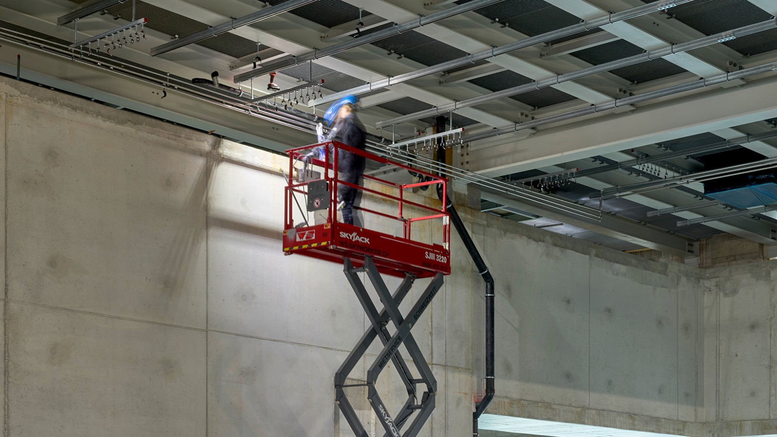 Ganz schön weit oben: Hier werden die Leitungen in 7m Höhe verpresst. (© Ben Huggler) Ganz schön weit oben: Hier werden die Leitungen in 7m Höhe verpresst. (© Ben Huggler)