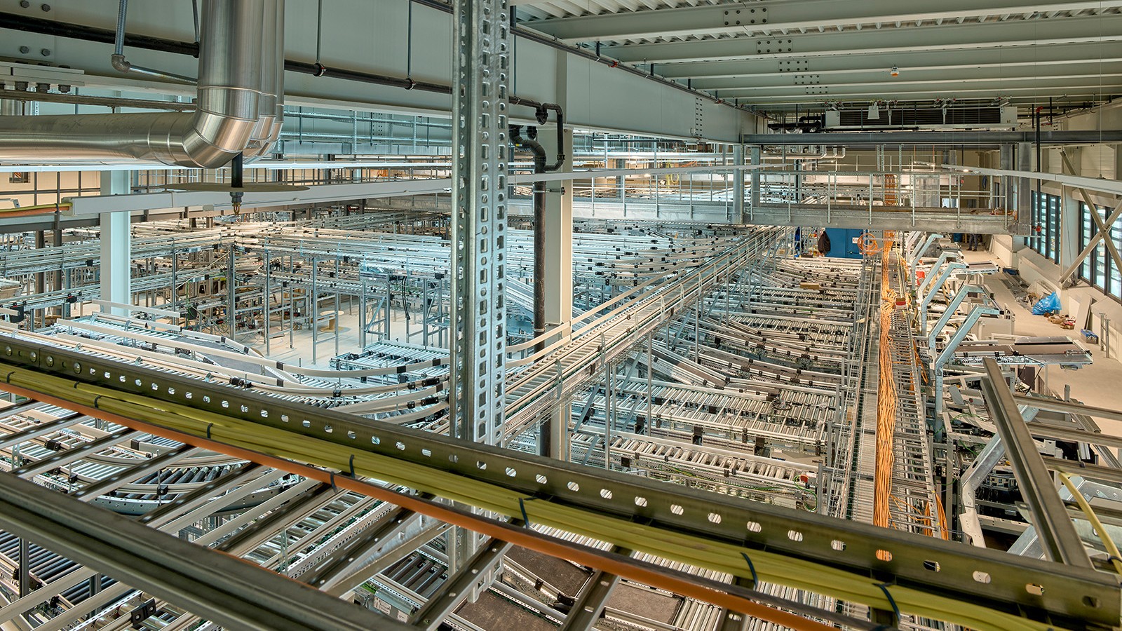 Förderbänder führen vom Slicer- ins Logistikzentrum. Sie werden durch Druckluft angetrieben. (© Ben Huggler) Förderbänder führen vom Slicer- ins Logistikzentrum. Sie werden durch Druckluft angetrieben. (© Ben Huggler)