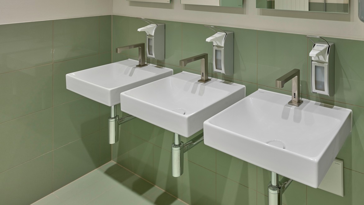 Ceramiche per lavabo Geberit ONE e rubinetti Geberit Brenta (© Ben Huggler) Ceramiche per lavabo Geberit ONE e rubinetti Geberit Brenta (© Ben Huggler)