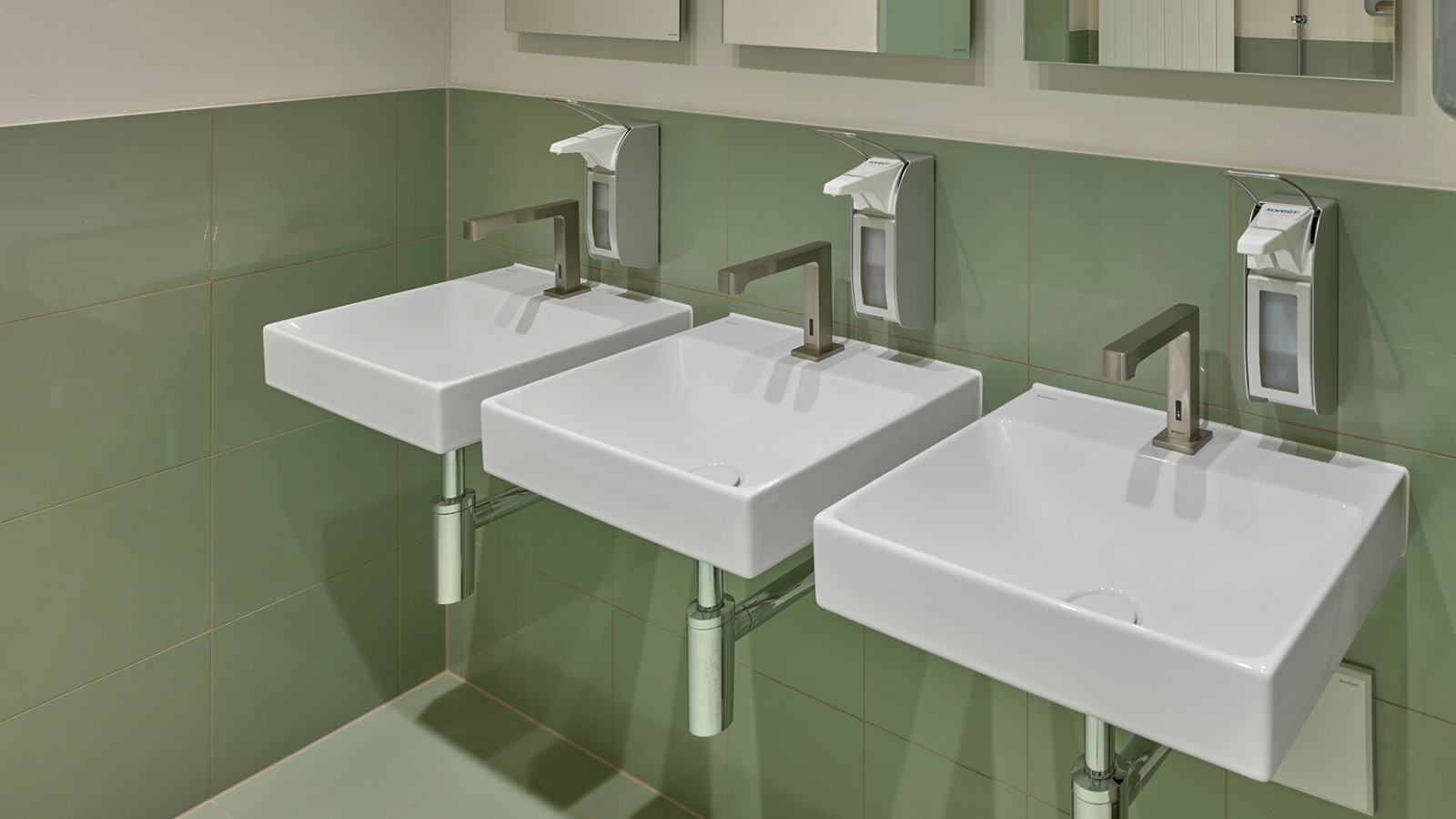 Geberit ONE Waschtische mit berührungslosen Geberit Brenta Waschtischarmaturen (© Ben Huggler) Geberit ONE Waschtische mit berührungslosen Geberit Brenta Waschtischarmaturen (© Ben Huggler)