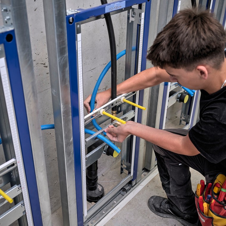 Geberit GEBUS wird durch ausgebildete Elektrofachkraft verlegt (© Ben Huggler) Geberit GEBUS wird durch ausgebildete Elektrofachkraft verlegt (© Ben Huggler)