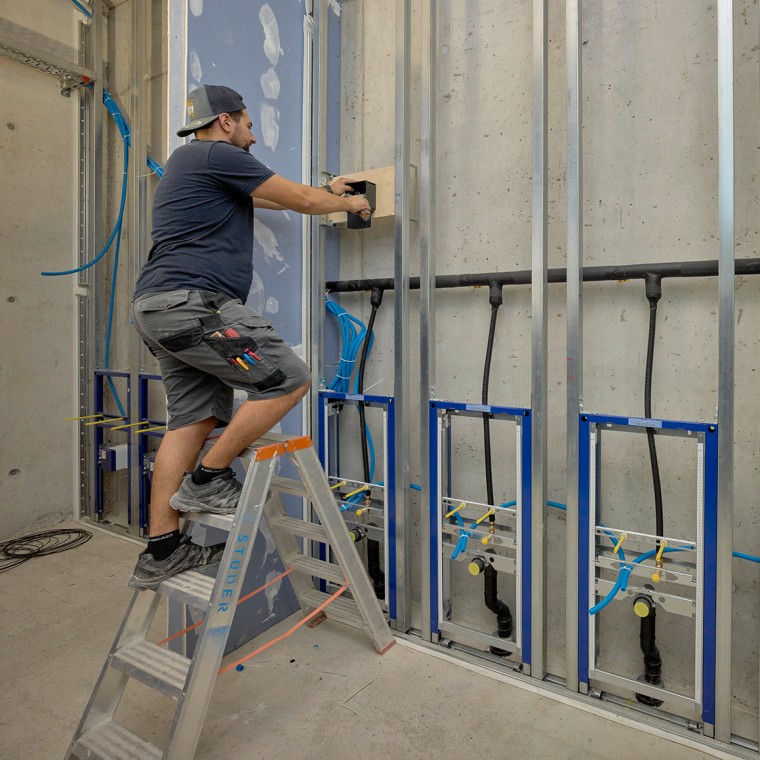 Rohbaubox für Geberit Gateway wird von Sanitärinstallateur montiert (© Ben Huggler) Rohbaubox für Geberit Gateway wird von Sanitärinstallateur montiert (© Ben Huggler)