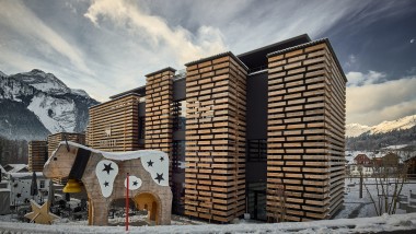 Per accogliere gli ospiti, grandi e piccini, aspetta l'iconica mucca di legno davanti al Bretterhotel di Hofstetten, nei pressi di Brienz. (© Geberit)