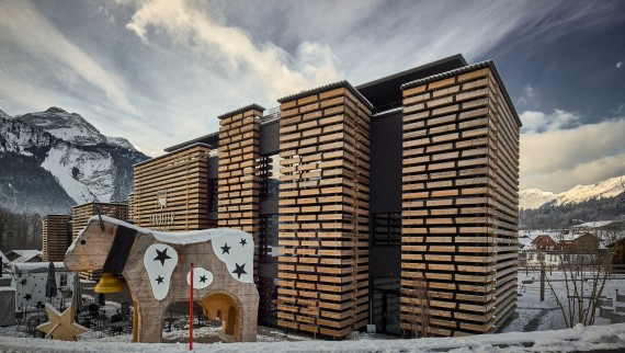 Grüsst kleine und grosse Hotelgäste: die kultige Holzkuh vor dem Bretterhotel in Hofstetten bei Brienz. (© Geberit) Grüsst kleine und grosse Hotelgäste: die kultige Holzkuh vor dem Bretterhotel in Hofstetten bei Brienz. (© Geberit)
