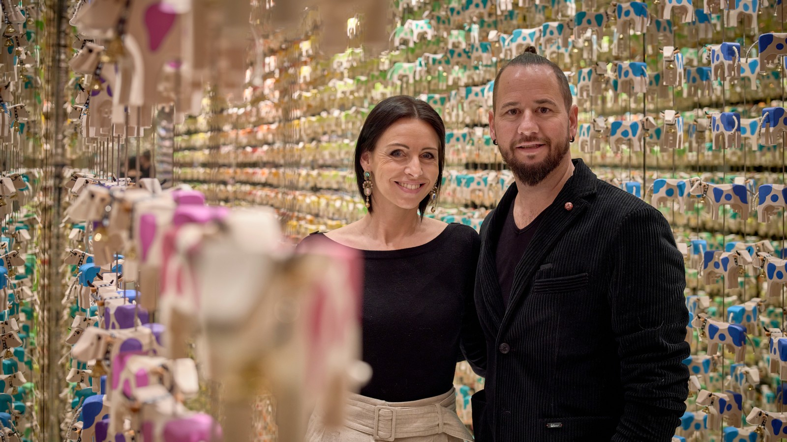 Eintauchen in die bunte Welt der Trauffer Holzspielwaren: Hinter diesem Motto stecken die kreativen Köpfe Brigitte und Marc Trauffer. (© Geberit) Eintauchen in die bunte Welt der Trauffer Holzspielwaren: Hinter diesem Motto stecken die kreativen Köpfe Brigitte und Marc Trauffer. (© Geberit)