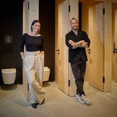 Ils offrent à leurs hôtes un Univers découverte coloré et ont tout prévu jusque dans les toilettes: Brigitte et Marc Trauffer. (© Geberit)