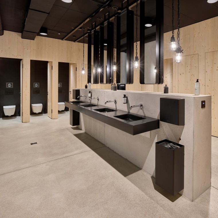 Probieren geht über Studieren: Im öffentlichen Bereich können alle Gäste das Geberit Dusch-WC testen. (© Geberit) Probieren geht über Studieren: Im öffentlichen Bereich können alle Gäste das Geberit Dusch-WC testen. (© Geberit)