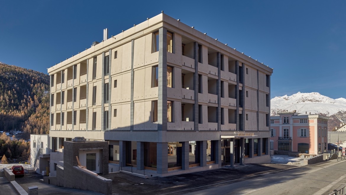 L'edificio progettato dall'architetto grigionese Gion A. Caminada sorge, come suggerisce il nome, nel centro di Pontresina, in via Maistra 160. (© Geberit)