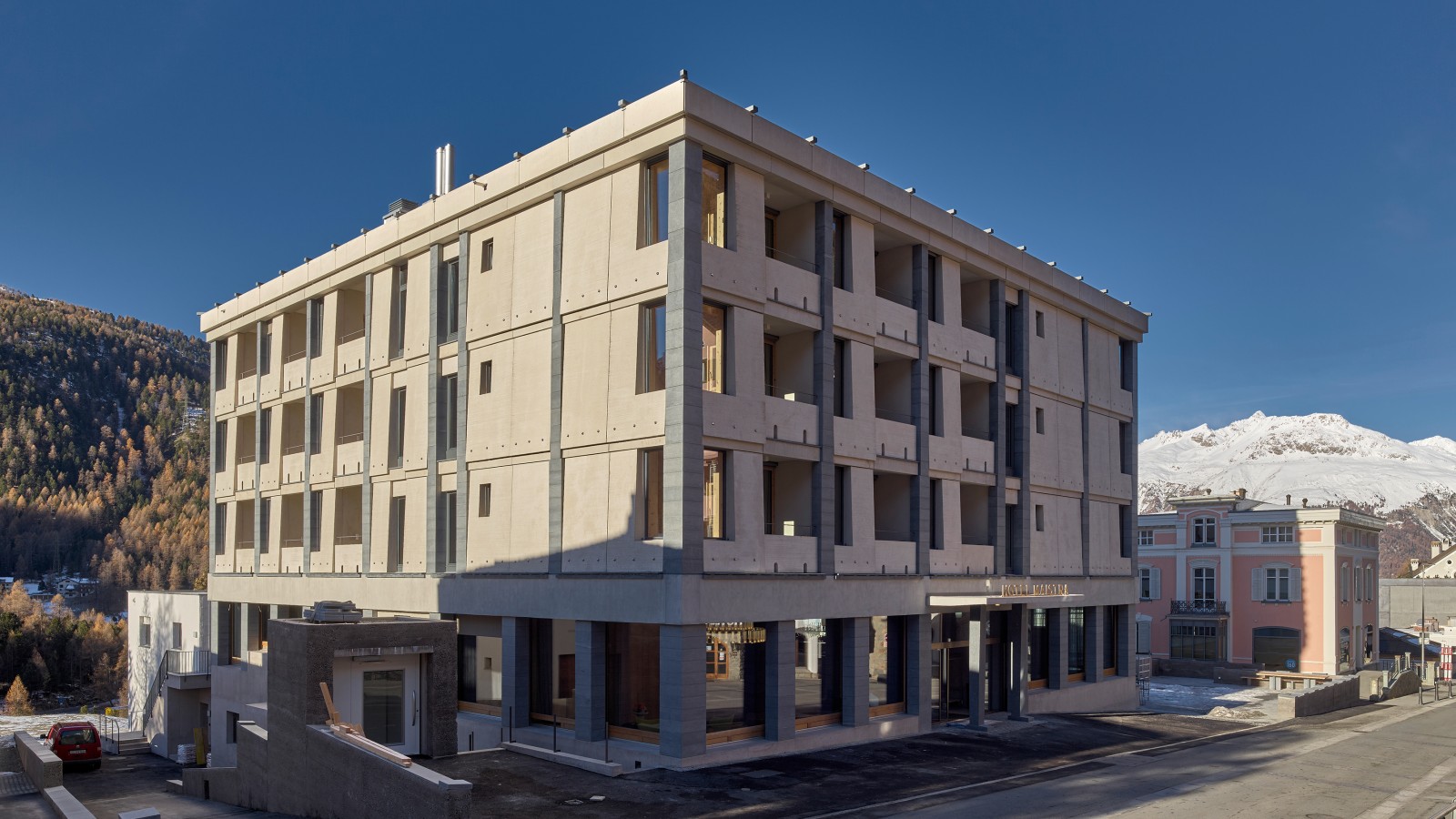 Der Bau des Bündner Architekten Gion A. Caminada steht – wie es der Name verrät – mitten in Pontresina an der via Maistra 160. (© Geberit) Der Bau des Bündner Architekten Gion A. Caminada steht – wie es der Name verrät – mitten in Pontresina an der via Maistra 160. (© Geberit)