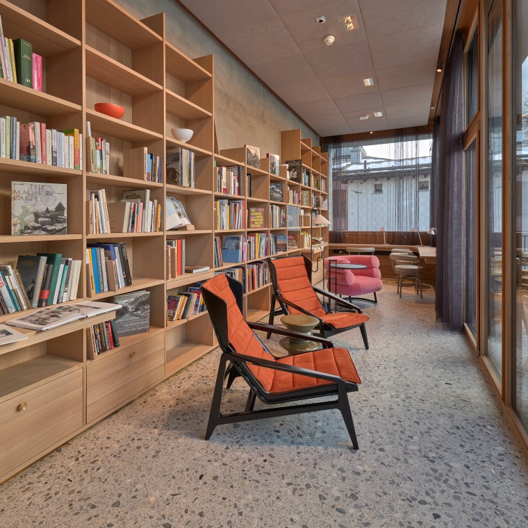 Das vielfältige Angebot inklusive Bibliothek richtet sich auch an die lokale Bevölkerung, die mitten im Dorf über einen neuen Kultur-Treffpunkt verfügt. (© Geberit) Das vielfältige Angebot inklusive Bibliothek richtet sich auch an die lokale Bevölkerung, die mitten im Dorf über einen neuen Kultur-Treffpunkt verfügt. (© Geberit)