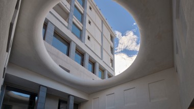 Il chiostro, aperto al cielo, è il fulcro del Maistra: è qui che architetto e committente hanno dato ali a un sogno. (© Geberit)