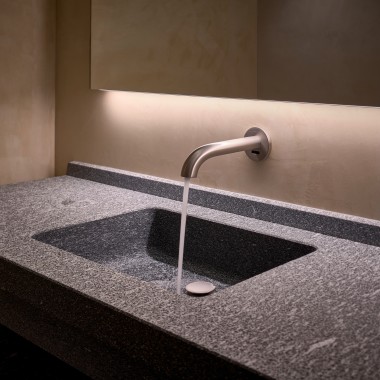 Il rubinetto Geberit Piave per lavabo senza contatto si integra con eleganza e senza tempo nei bagni pubblici. (© Geberit)