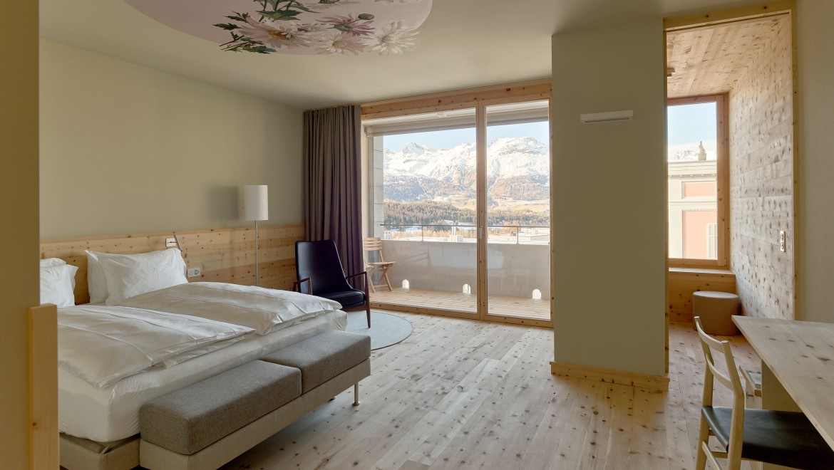 Il soffitto decorato con fiori sopra il letto è il paradiso in terra: le camere Arven sono progettate per il relax. (© Geberit)