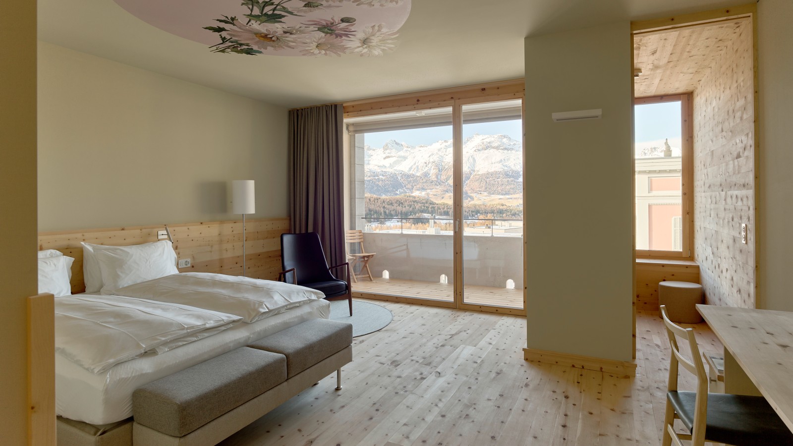 Die Decke voller Blumen über dem Bettenhimmel auf Erden: Die Arvenzimmer sind ganz auf Entspannung ausgelegt. (© Geberit) Die Decke voller Blumen über dem Bettenhimmel auf Erden: Die Arvenzimmer sind ganz auf Entspannung ausgelegt. (© Geberit)