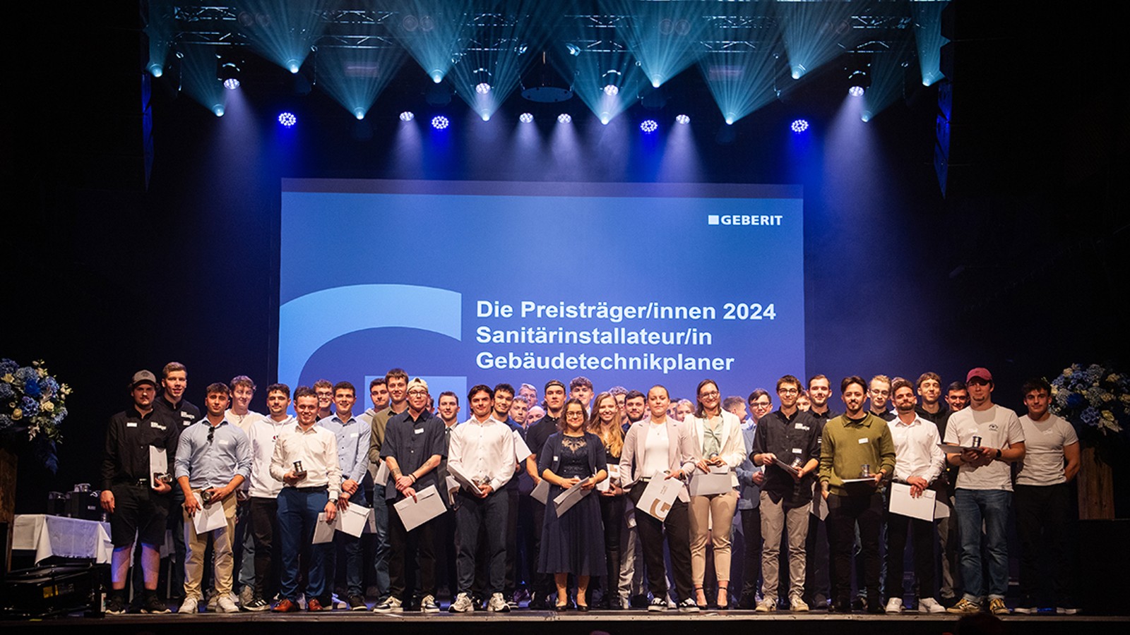 Geberit Preis 2024 Gruppenbild Lehrabgänger (© Seraina Boner) Geberit Preis 2024 Gruppenbild Lehrabgänger (© Seraina Boner)