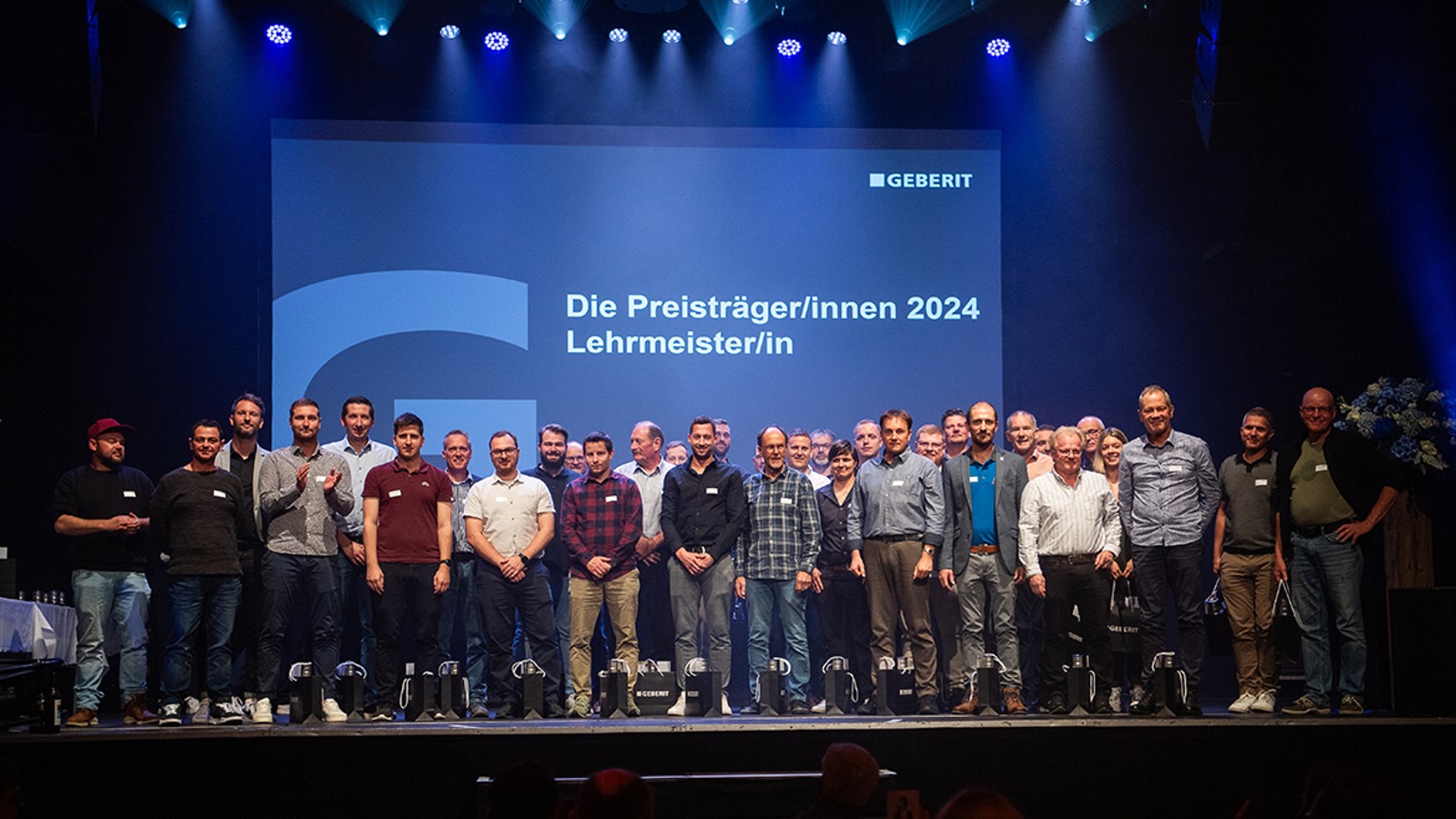 Geberit Preis 2024 Gruppenbild Lehrmeister (© Seraina Boner) Geberit Preis 2024 Gruppenbild Lehrmeister (© Seraina Boner)