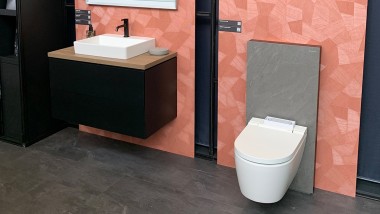 Geberit ONE Waschtisch und Geberit AquaClean Dusch-WC Geberit ONE Waschtisch und Geberit AquaClean Dusch-WC