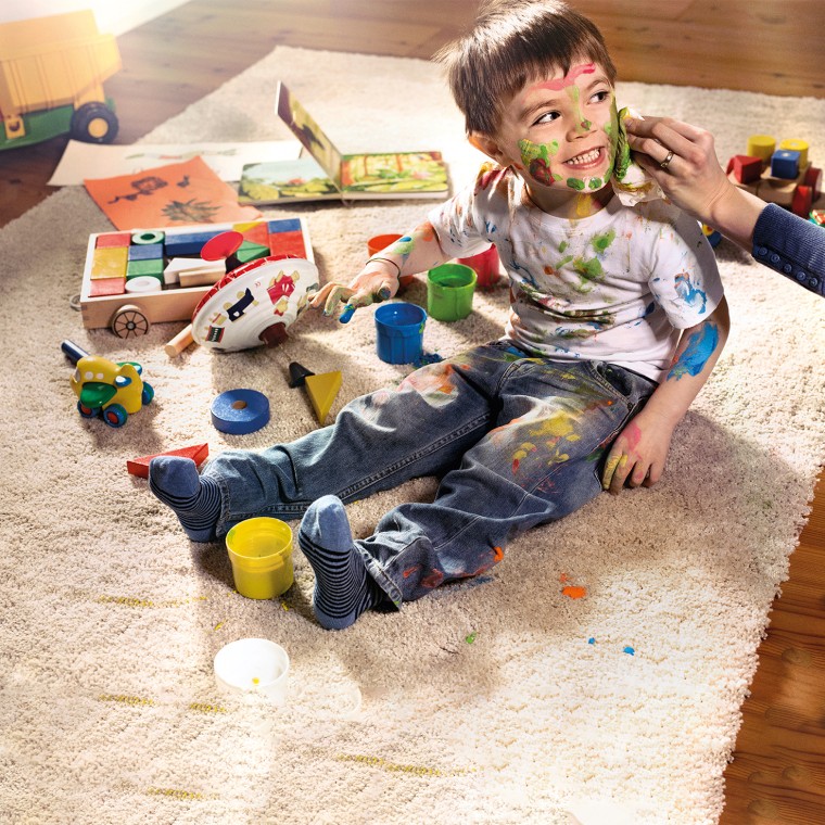 Mit Farbe beschmiertes Kind Mit Farbe beschmiertes Kind