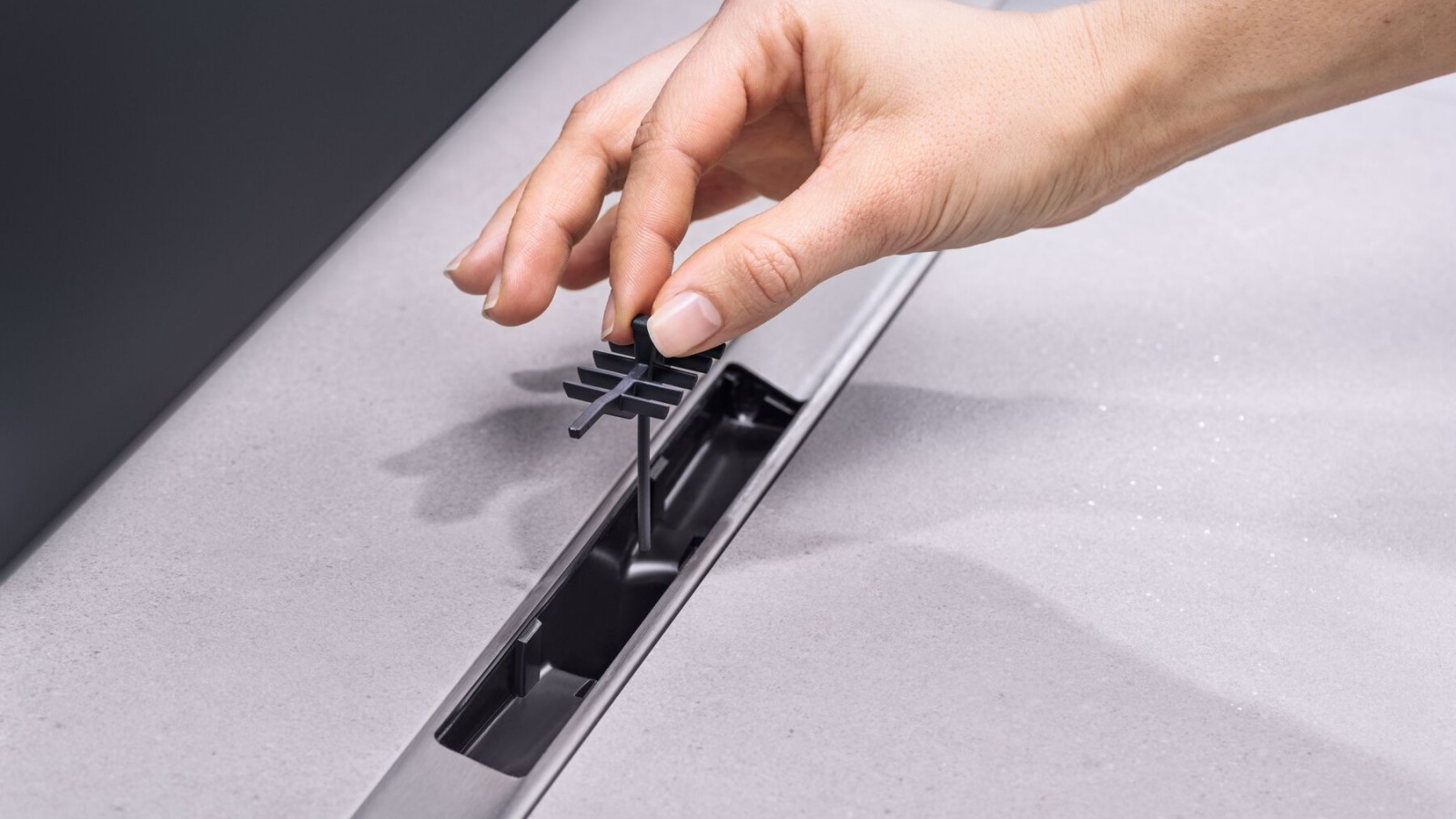 Haarkamm in der Duschrinne Geberit CleanLine50 Haarkamm in der Duschrinne Geberit CleanLine50