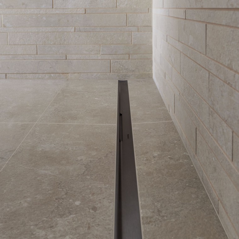 Das Wasser fliesst über ein elegantes Profil aus Edelstahl ab. Das Wasser fliesst über ein elegantes Profil aus Edelstahl ab.