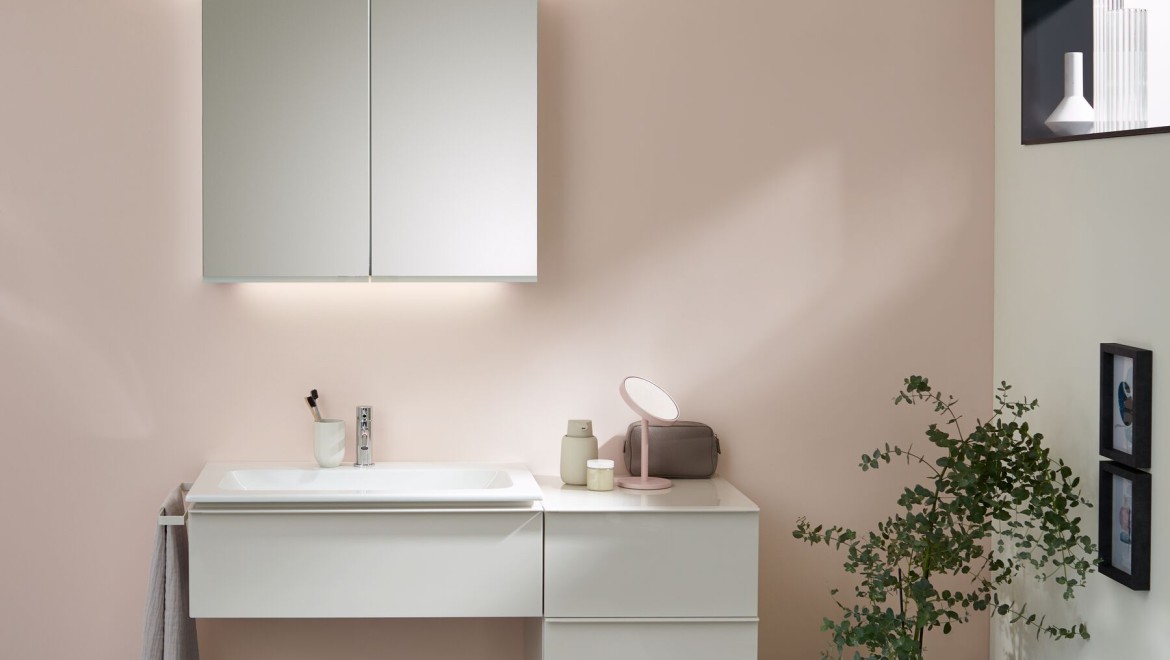 Serie da bagno iCon con armadietto a specchio Option Plus (© Geberit)