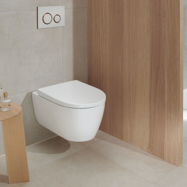 Eine weisse WC-Keramik in einem Bad mit Holzelementen wirkt auch nach vielen Jahren noch modern (hier: Toilette von Geberit iCon und Drückerplatte Geberit Sigma20)