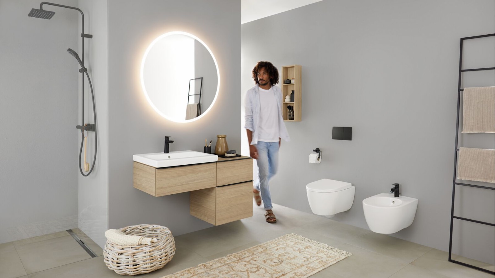 Ein Badezimmer mit dem Duschbereich in der Nische Ein Badezimmer mit dem Duschbereich in der Nische