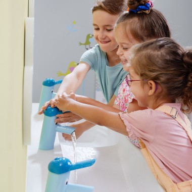 Spielende Kinder an der Geberit Bambini Spiel- und Waschlandschaft