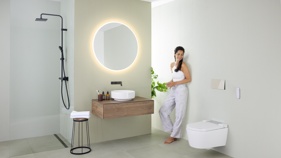 Donna in un bagno arredato in stile minimalista