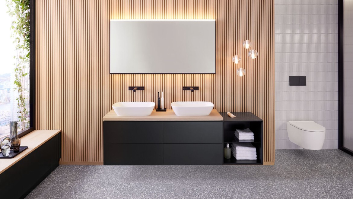 Geberit ONE combiné avec un miroir Geberit Option Plus Square 135 cm en noir mat. (© Geberit)