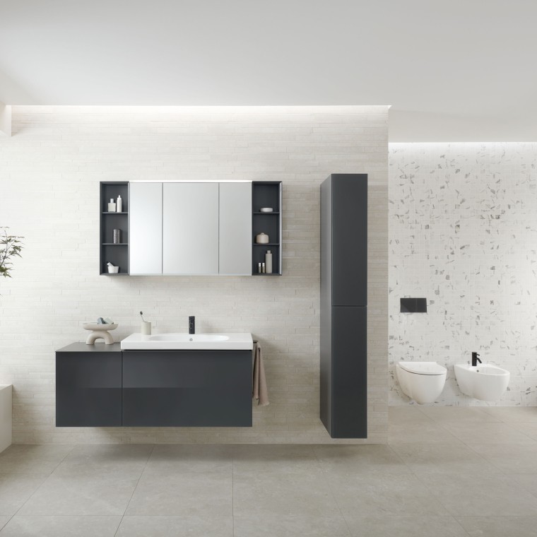 Geberit Option Plus Spiegelschrank mit viel Stauraum, einer Innensteckdose und einem USB-Anschluss Geberit Option Plus Spiegelschrank mit viel Stauraum, einer Innensteckdose und einem USB-Anschluss