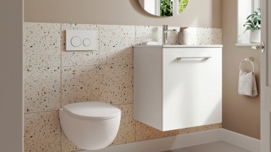 Bagno moderno in uno spazio ridotto con un WC e un lavabo della serieAcanto