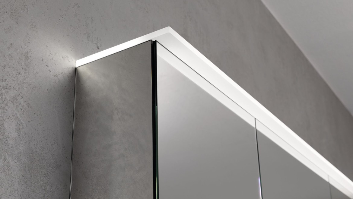 Luce indiretta con l'armadietto a specchio Option Plus (© Geberit)