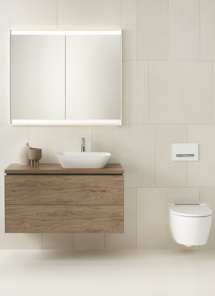 Lavabo da appoggio e mobile sottolavabo Geberit ONE in noce hickory e WC (© Geberit)