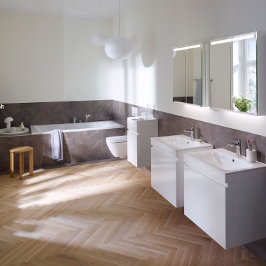 Bagno con prodotti della serie da bagno Geberit Renova