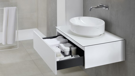 Lavabo da appoggio rotondo Geberit VariForm con mobile sottolavabo (© Geberit)