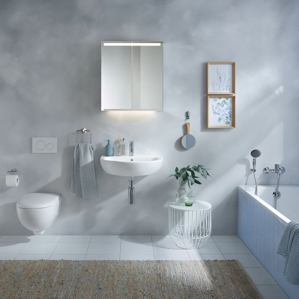 Bagno Geberit Renova con lavabi, specchio, vasca e mobili da bagno