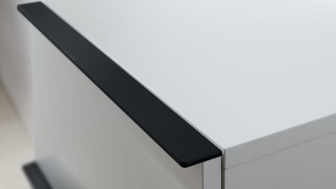 Geberit iCon Seitenschrank weiss mit schwarzen Griffen