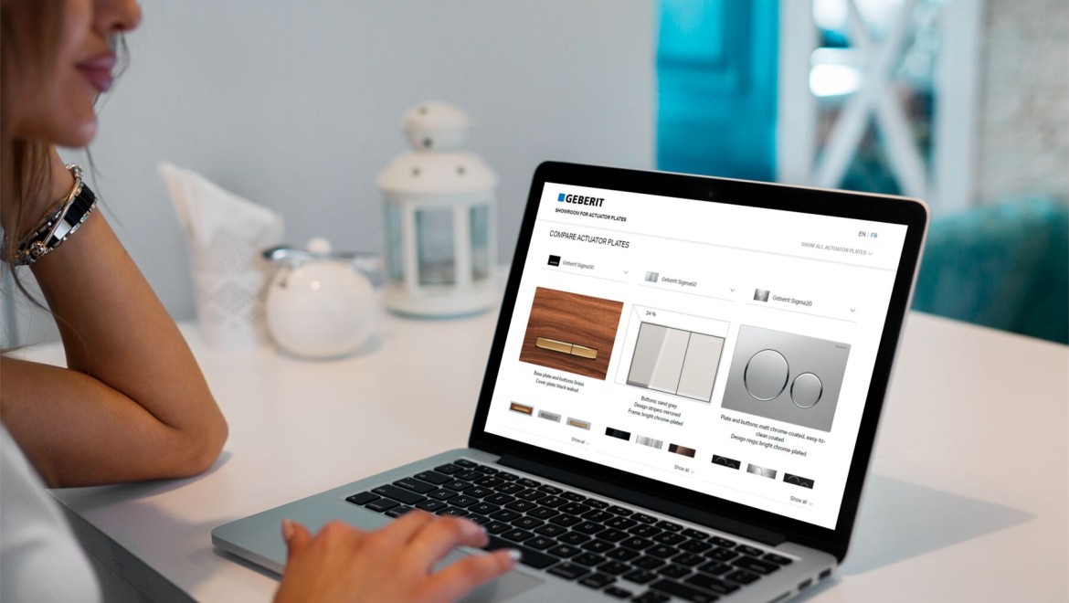 Una donna a curiosare nello showroom virtuale delle placche di comando Geberit sul suo computer portatile