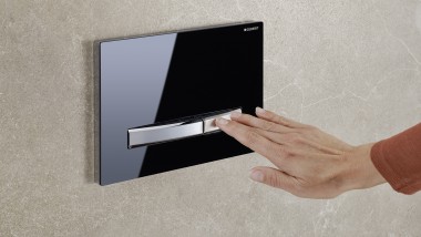 Geberit Sigma50 in vetro nero con tasti cromati