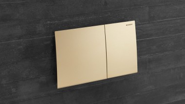 Geberit Sigma70 in acciaio inox ottone (© Geberit)