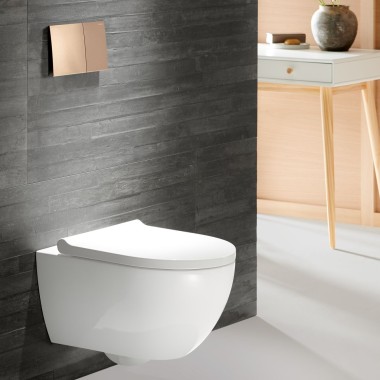 Geberit Acanto WC con placca di comando Sigma70 in oro rosa