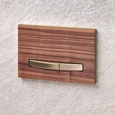 Geberit Sigma50 ist unter anderem mit einer Holzoberfläche aus amerikanischem Nussbaum verfügbar.